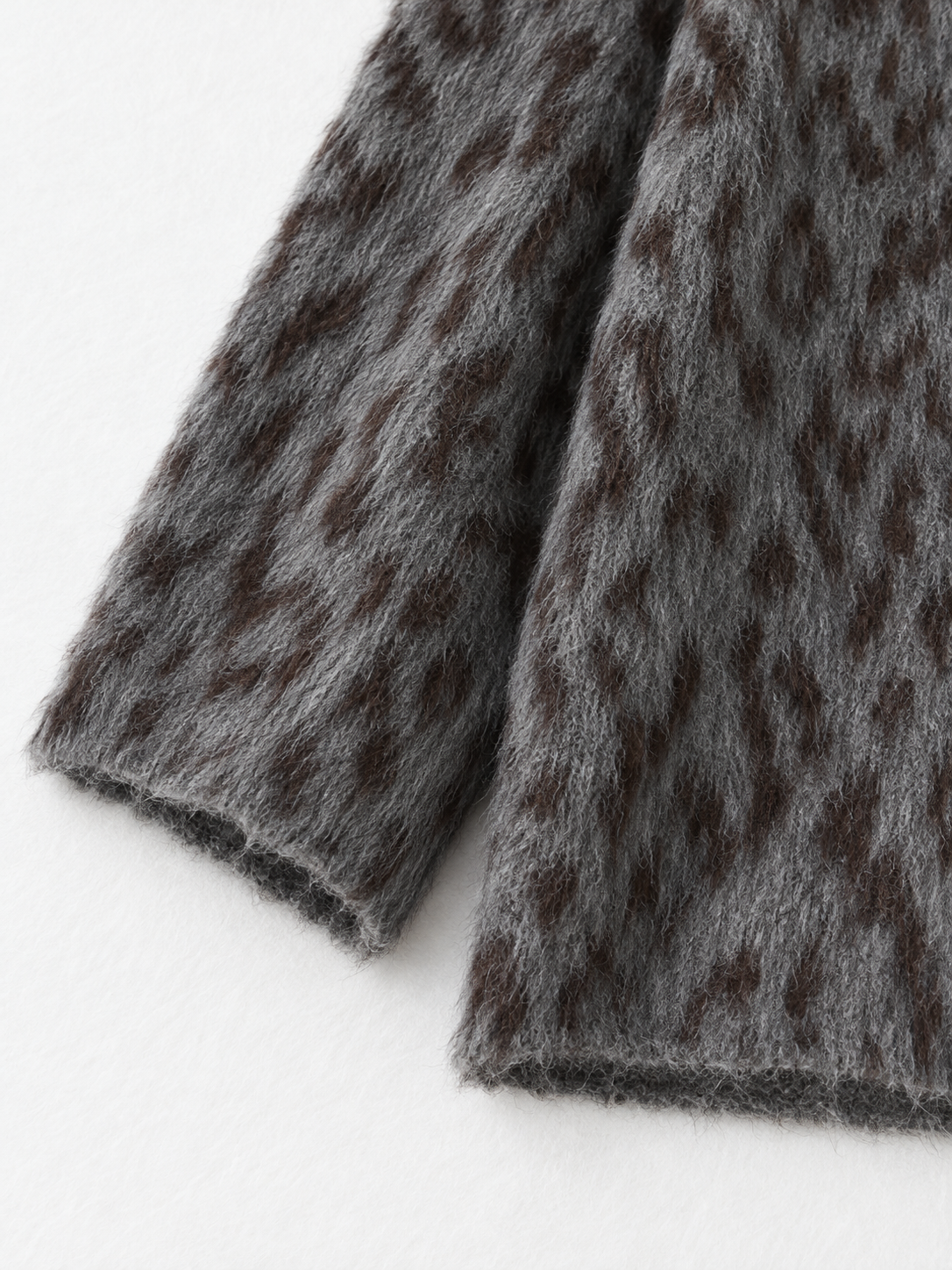 Leopard-Pattern V-Neck Sweater · detail-2