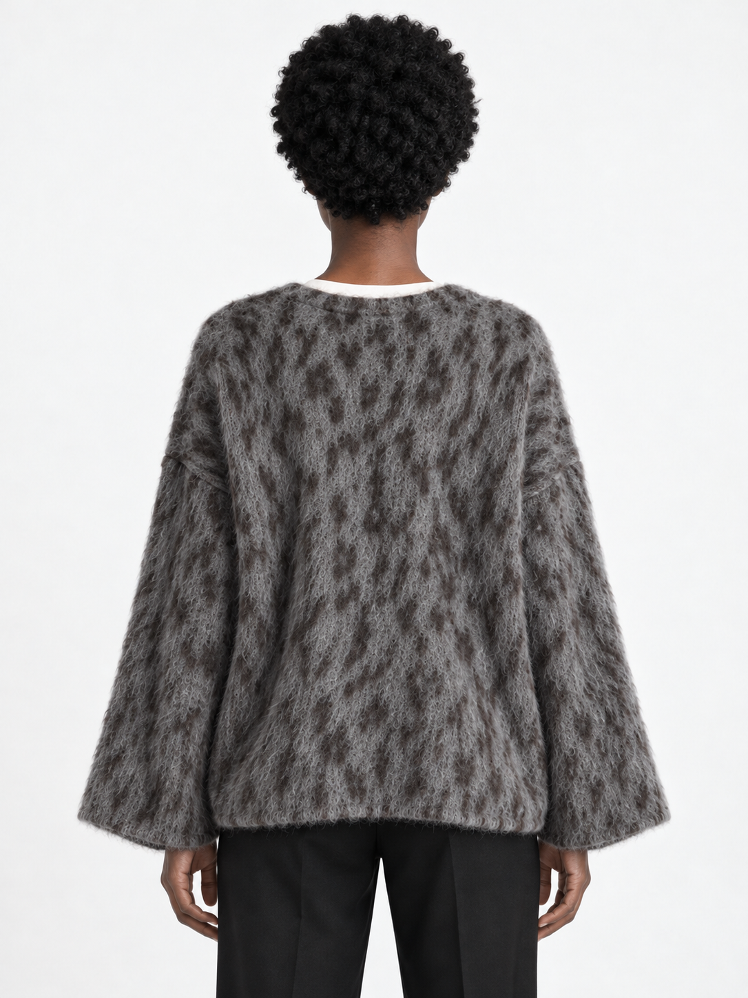 Leopard-Pattern V-Neck Sweater · model-back