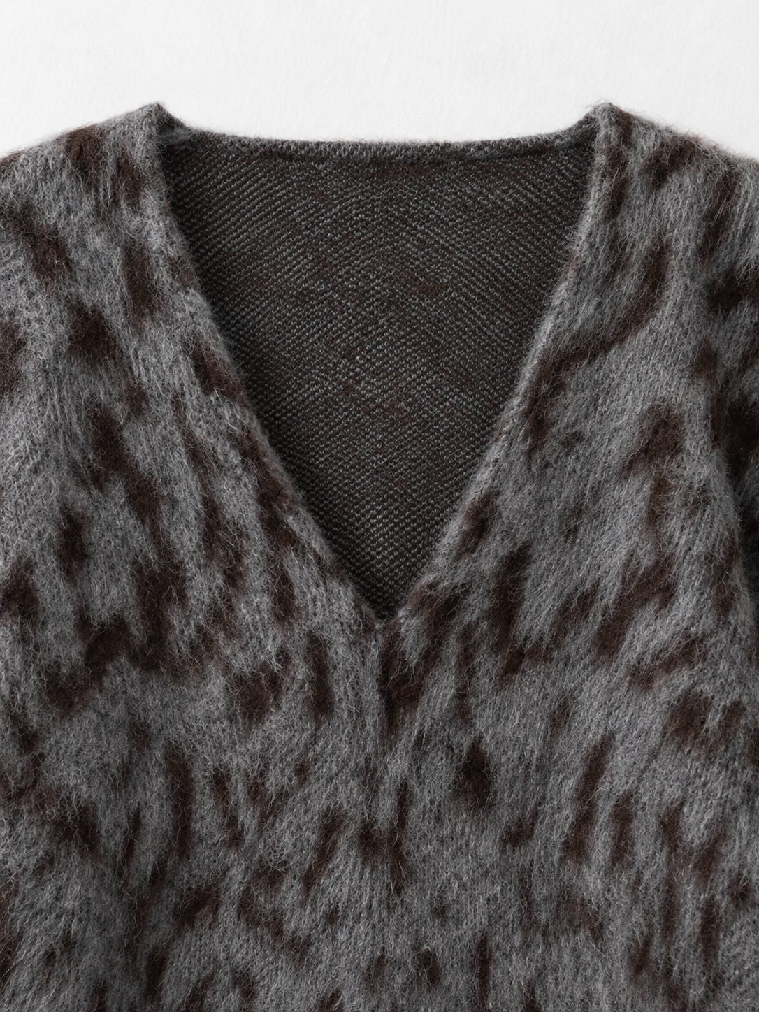 Leopard-Pattern V-Neck Sweater · detail-1